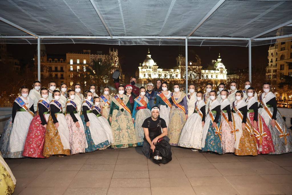 La Fallas 2022 han empezado. La Cordà ha llevado de nuevo la emoción e ilusión a la plaza del Ayuntamiento, que vuelve a ser la catedral de la pólvora. Con este espectáculo, se ha dado inicio a las fiestas josefinas, así como al extenso calendario pirotécnico que le espera a Valencia. 