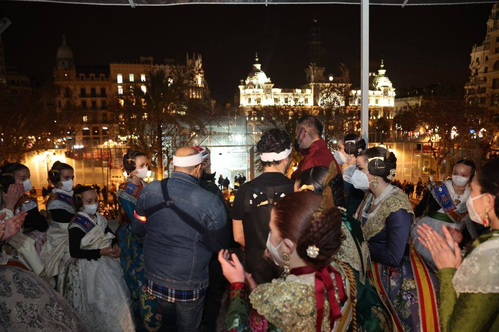 La Fallas 2022 han empezado. La Cordà ha llevado de nuevo la emoción e ilusión a la plaza del Ayuntamiento, que vuelve a ser la catedral de la pólvora. Con este espectáculo, se ha dado inicio a las fiestas josefinas, así como al extenso calendario pirotécnico que le espera a Valencia. 