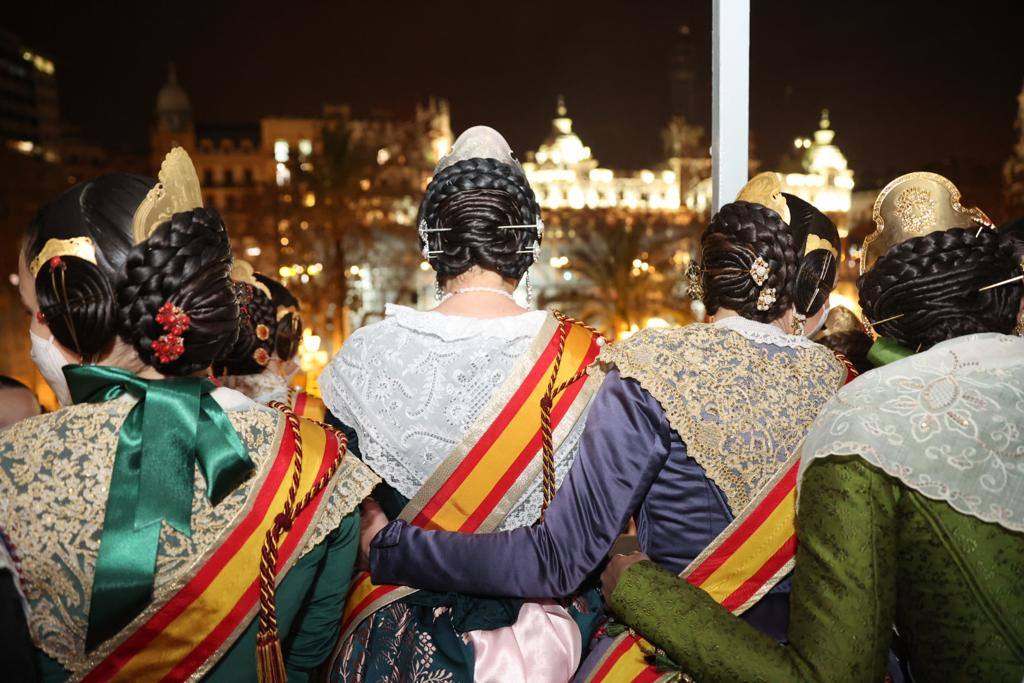 La Fallas 2022 han empezado. La Cordà ha llevado de nuevo la emoción e ilusión a la plaza del Ayuntamiento, que vuelve a ser la catedral de la pólvora. Con este espectáculo, se ha dado inicio a las fiestas josefinas, así como al extenso calendario pirotécnico que le espera a Valencia. 