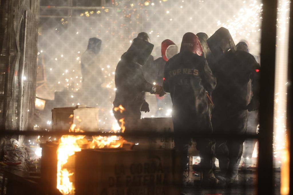 La Fallas 2022 han empezado. La Cordà ha llevado de nuevo la emoción e ilusión a la plaza del Ayuntamiento, que vuelve a ser la catedral de la pólvora. Con este espectáculo, se ha dado inicio a las fiestas josefinas, así como al extenso calendario pirotécnico que le espera a Valencia. 