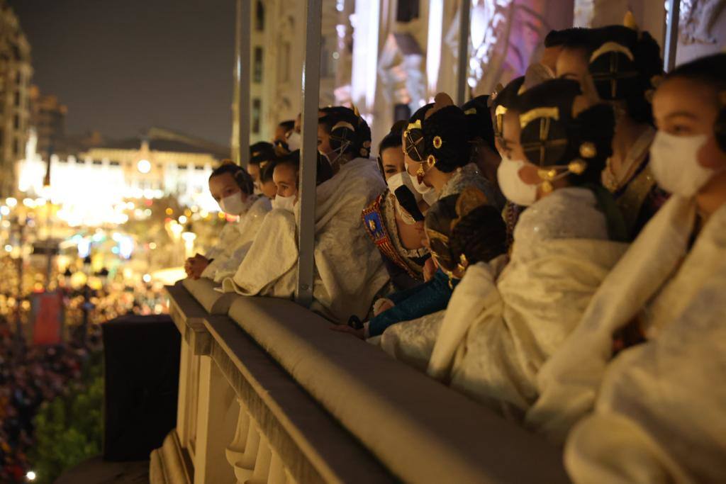 La Fallas 2022 han empezado. La Cordà ha llevado de nuevo la emoción e ilusión a la plaza del Ayuntamiento, que vuelve a ser la catedral de la pólvora. Con este espectáculo, se ha dado inicio a las fiestas josefinas, así como al extenso calendario pirotécnico que le espera a Valencia. 