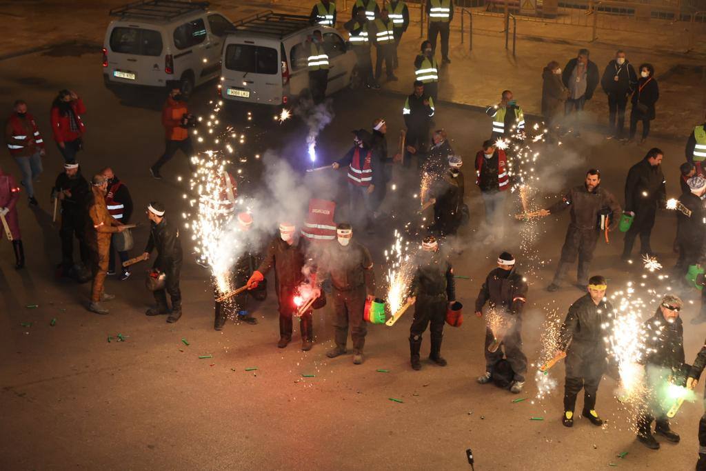 La Fallas 2022 han empezado. La Cordà ha llevado de nuevo la emoción e ilusión a la plaza del Ayuntamiento, que vuelve a ser la catedral de la pólvora. Con este espectáculo, se ha dado inicio a las fiestas josefinas, así como al extenso calendario pirotécnico que le espera a Valencia. 