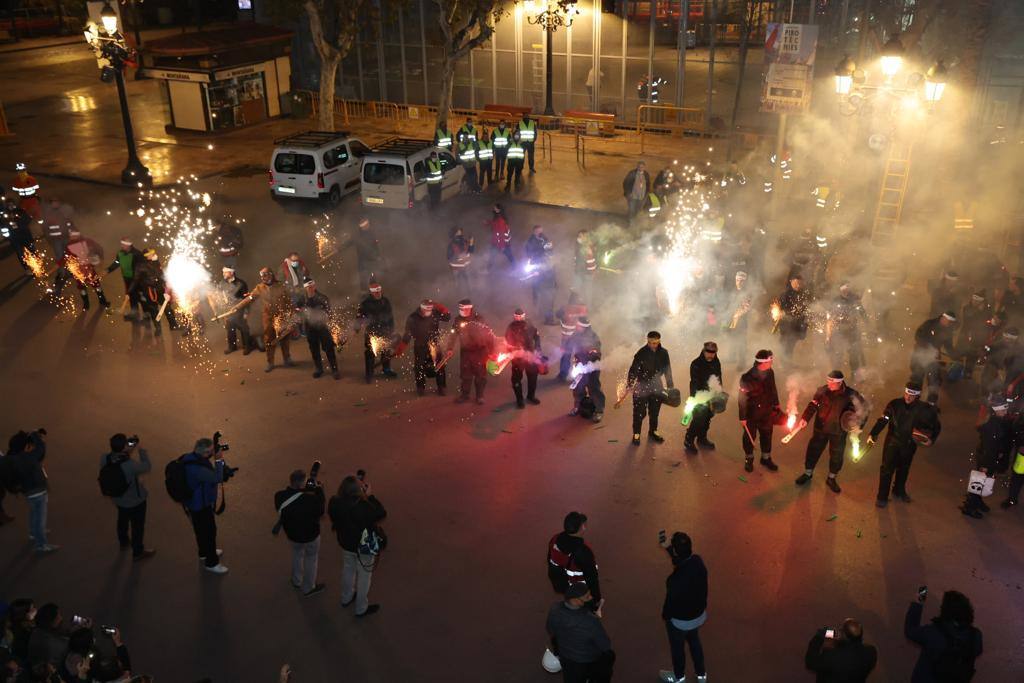 La Fallas 2022 han empezado. La Cordà ha llevado de nuevo la emoción e ilusión a la plaza del Ayuntamiento, que vuelve a ser la catedral de la pólvora. Con este espectáculo, se ha dado inicio a las fiestas josefinas, así como al extenso calendario pirotécnico que le espera a Valencia. 