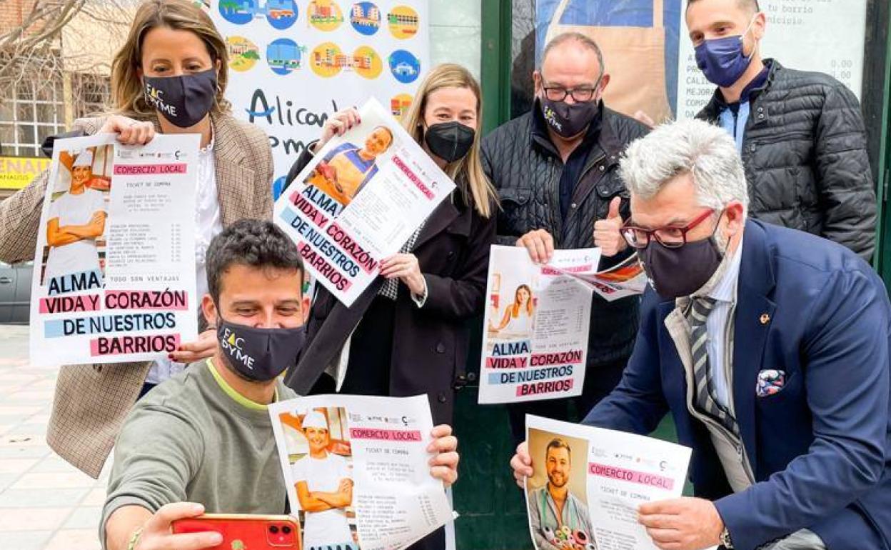 Presentación de la iniciativa con comerciantes y concejales de Alicante. 