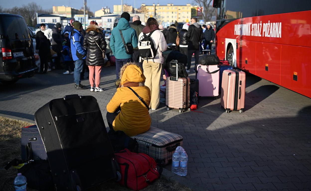 Unos refugiados ucranianos esperan ser evacuados en Polonia. 