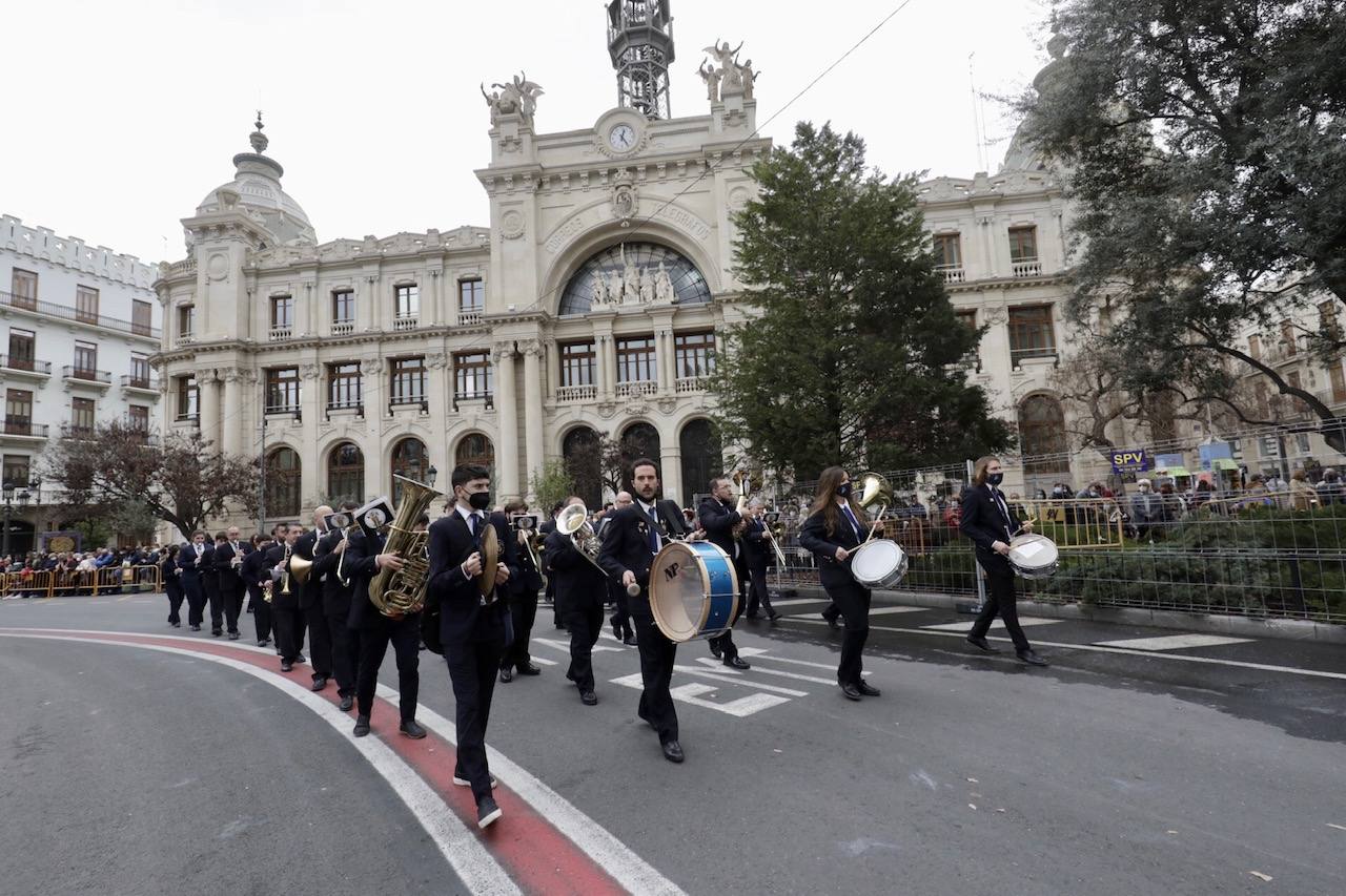 Entrada de Bandas de Música en la plaza del Ayuntamiento.El acto se ha celebrado el día de la Crida, momentos antes de la mascletà del 27 de febrero de 2022. 