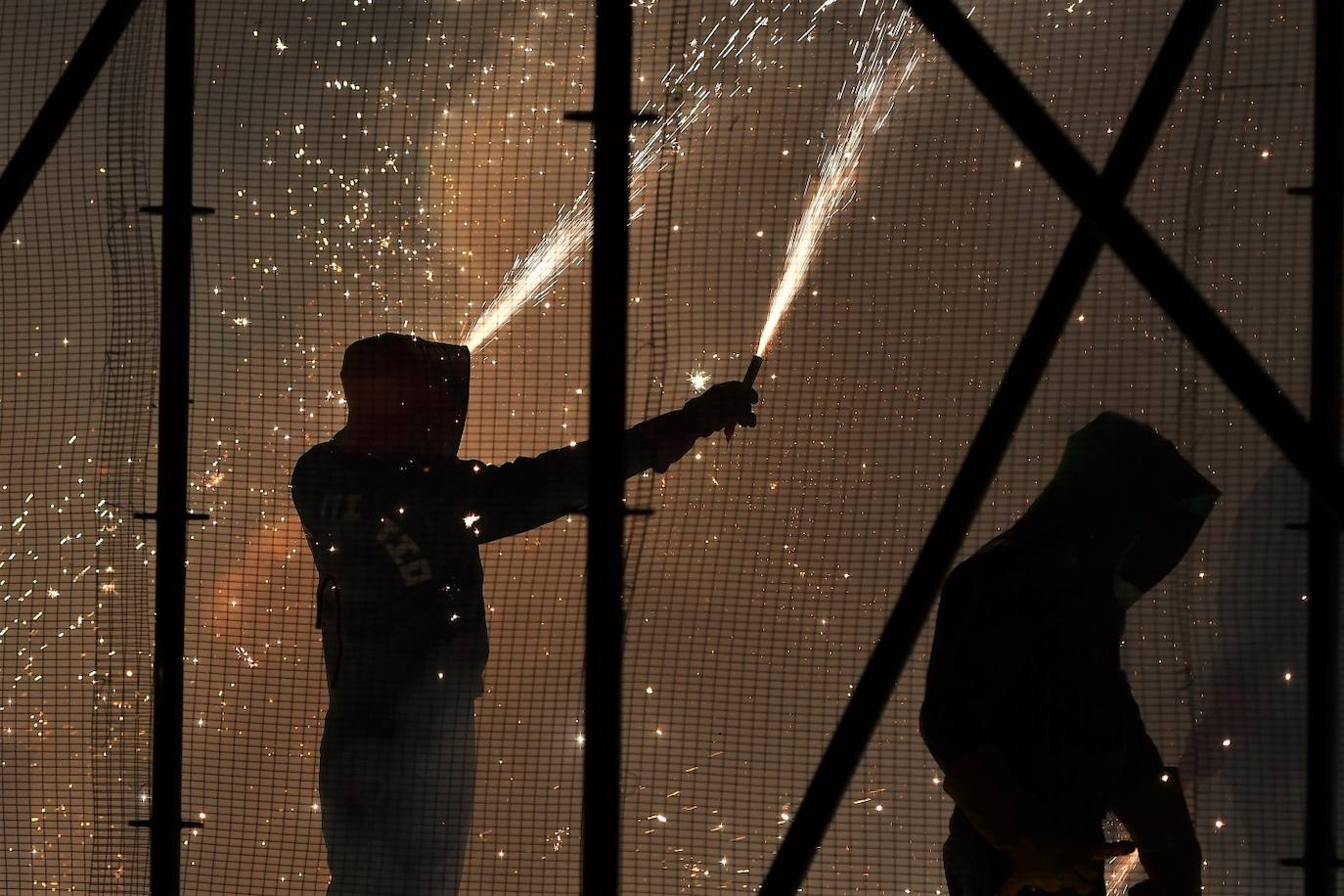 La Fallas 2022 han empezado. La Cordà ha llevado de nuevo la emoción e ilusión a la plaza del Ayuntamiento, que vuelve a ser la catedral de la pólvora. Con este espectáculo, se ha dado inicio a las fiestas josefinas, así como al extenso calendario pirotécnico que le espera a Valencia. 