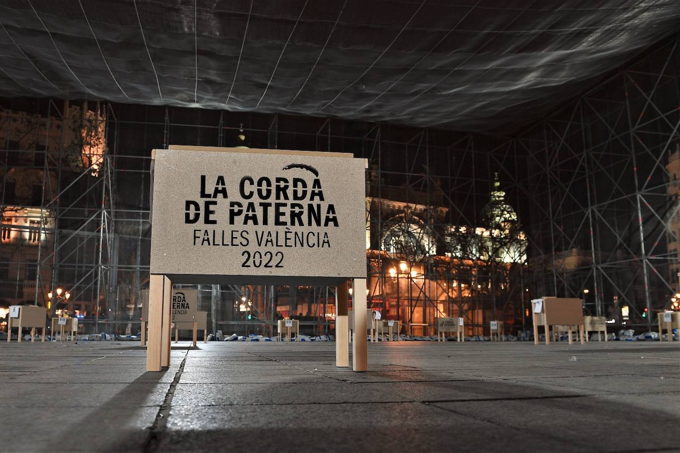 La Fallas 2022 han empezado. La Cordà ha llevado de nuevo la emoción e ilusión a la plaza del Ayuntamiento, que vuelve a ser la catedral de la pólvora. Con este espectáculo, se ha dado inicio a las fiestas josefinas, así como al extenso calendario pirotécnico que le espera a Valencia. 