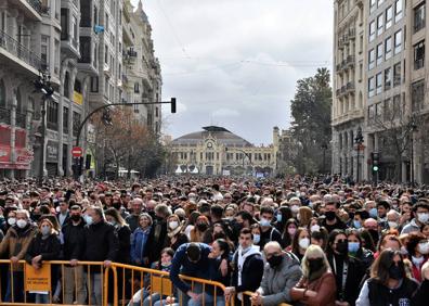 Imagen secundaria 1 - Ambiente y asistentes a la mascletà. 