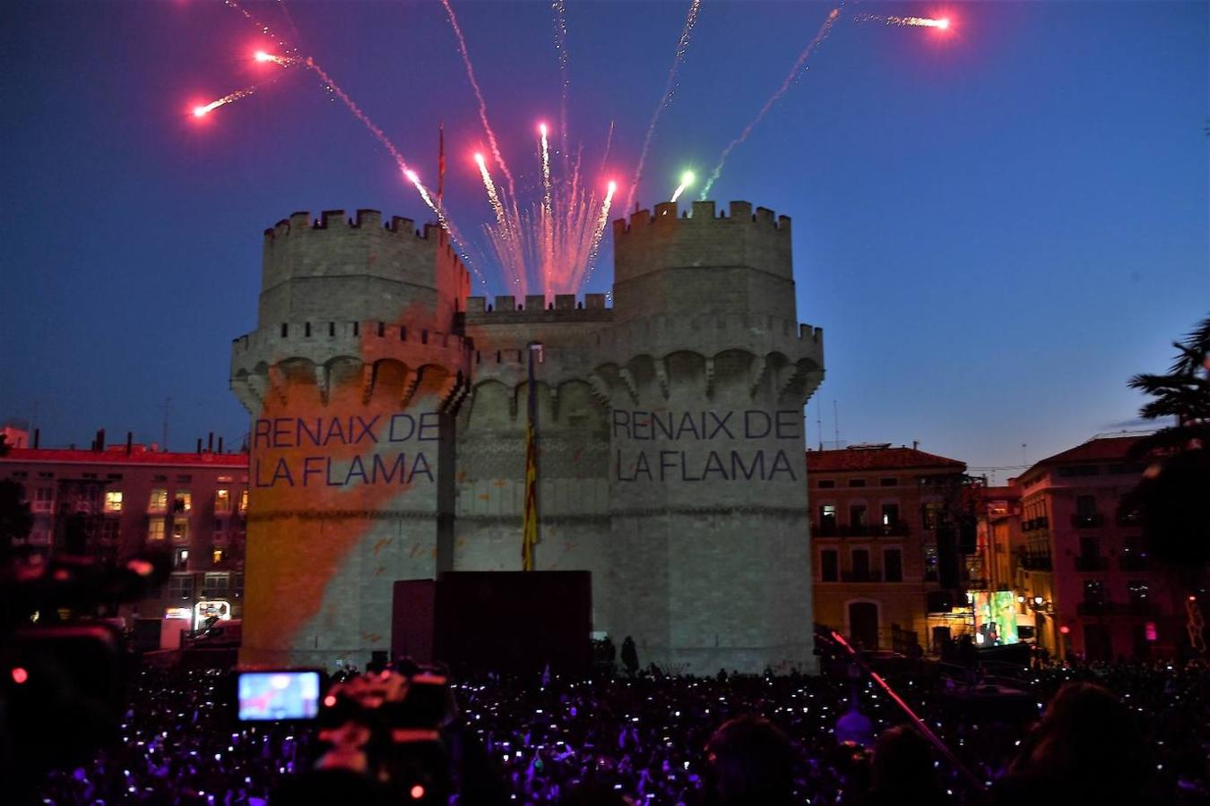 Valencia da la bienvenida a las Fallas 2022 este domingo con la Crida. Las Falleras Mayores de Valencia llaman a los falleros, vecinos y turistas a disfrutar de las fiestas josefinas. El entorno de las Torres de Serranos se ha llenado de música, color y, sobre todo, ilusión por devolver la fiesta a la ciudad. 