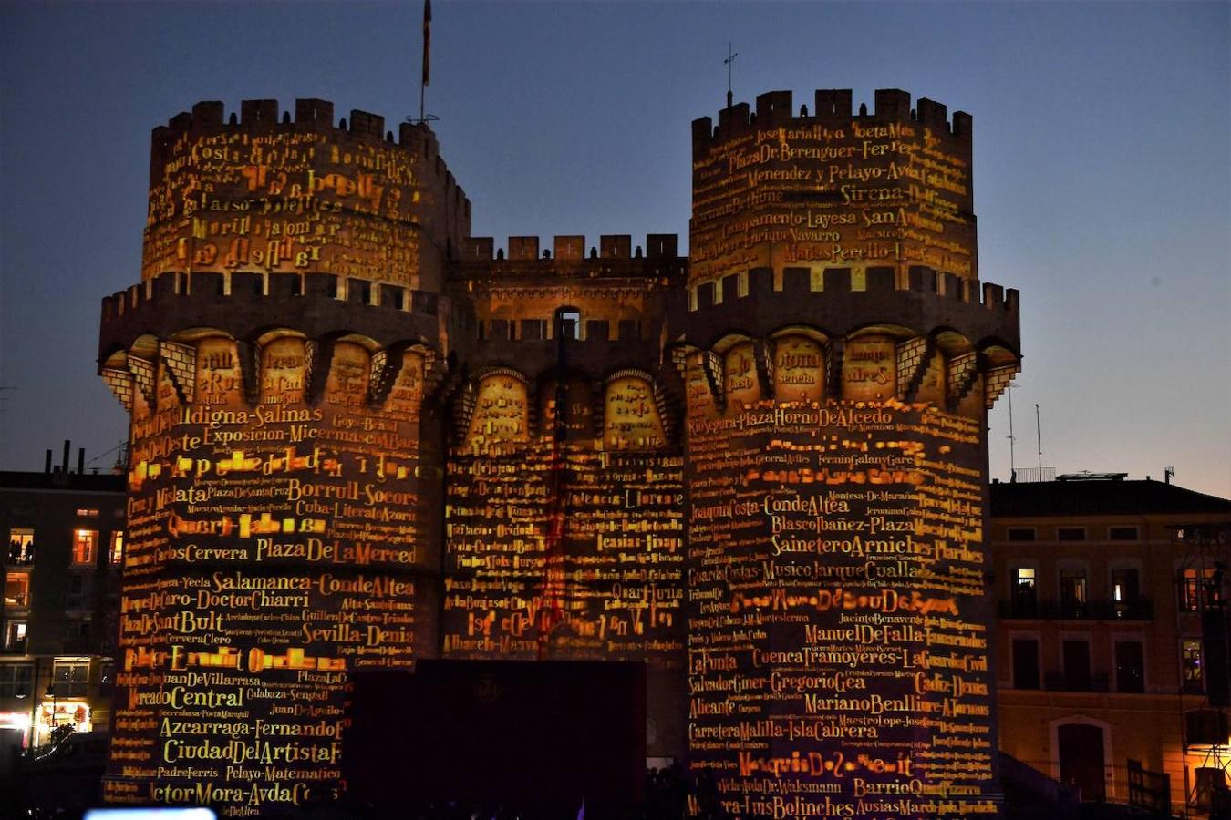 Valencia da la bienvenida a las Fallas 2022 este domingo con la Crida. Las Falleras Mayores de Valencia llaman a los falleros, vecinos y turistas a disfrutar de las fiestas josefinas. El entorno de las Torres de Serranos se ha llenado de música, color y, sobre todo, ilusión por devolver la fiesta a la ciudad. 