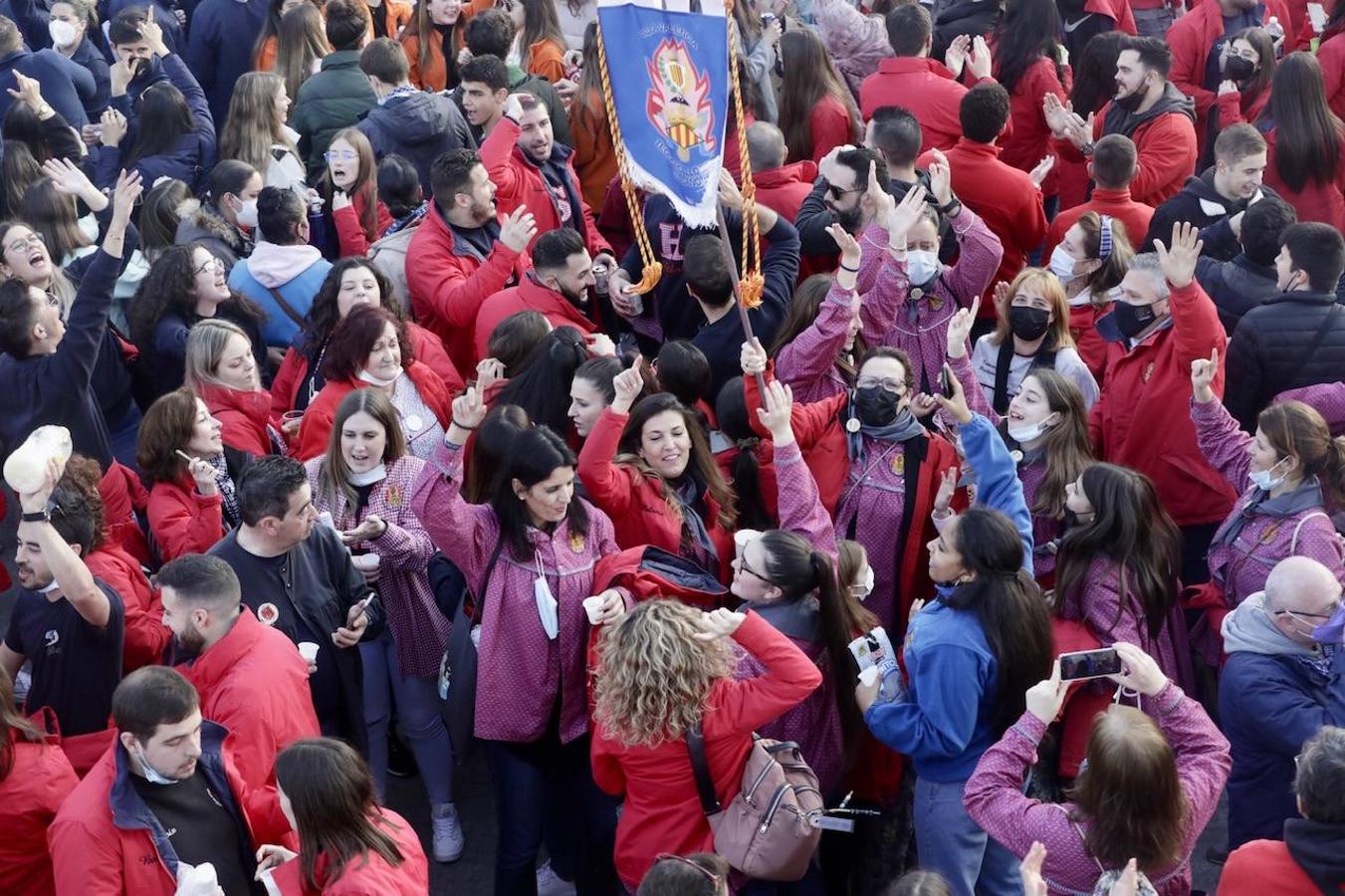 Valencia da la bienvenida a las Fallas 2022 este domingo con la Crida. Las Falleras Mayores de Valencia llaman a los falleros, vecinos y turistas a disfrutar de las fiestas josefinas. El entorno de las Torres de Serranos se ha llenado de música, color y, sobre todo, ilusión por devolver la fiesta a la ciudad. 