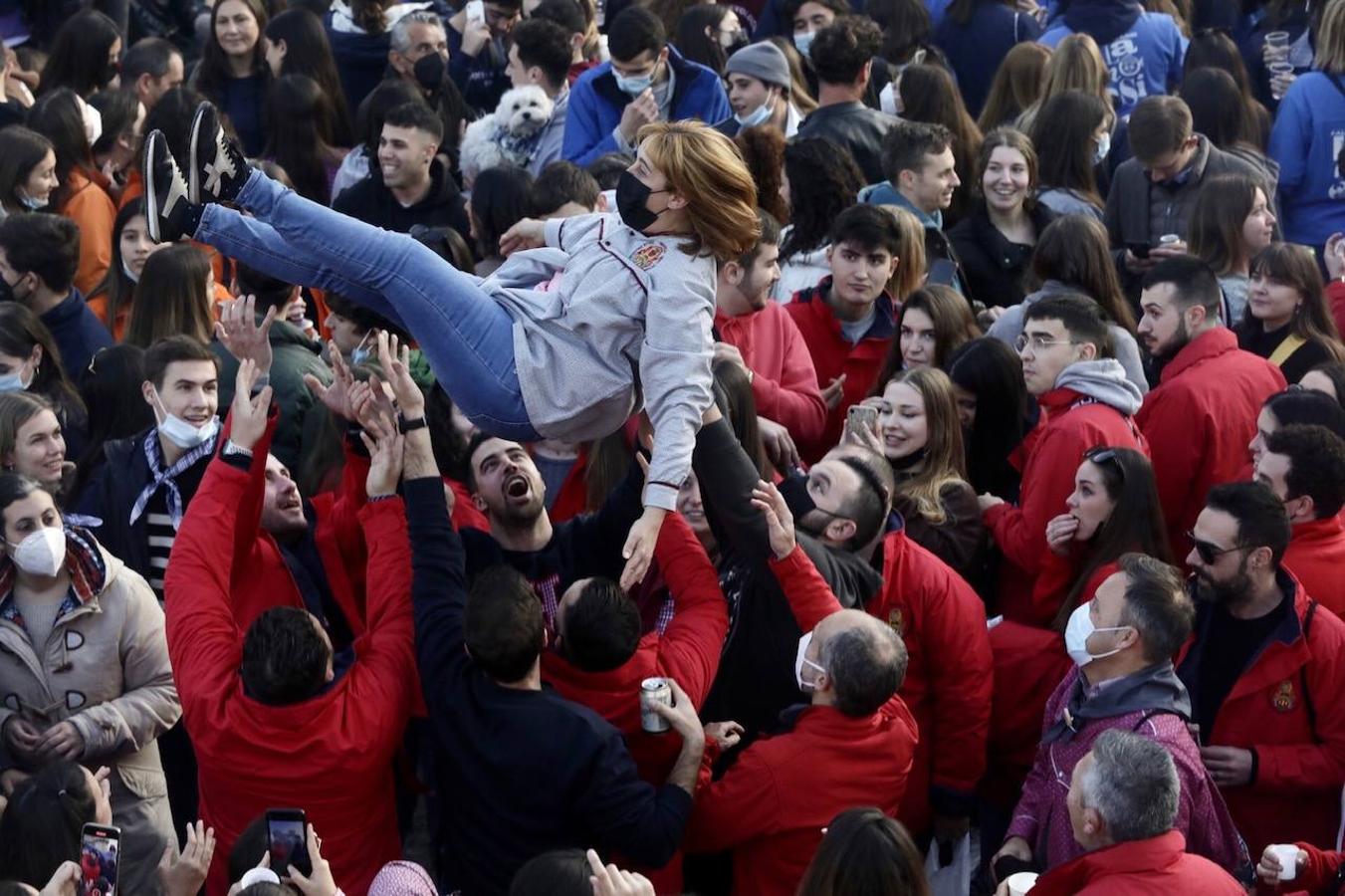 Valencia da la bienvenida a las Fallas 2022 este domingo con la Crida. Las Falleras Mayores de Valencia llaman a los falleros, vecinos y turistas a disfrutar de las fiestas josefinas. El entorno de las Torres de Serranos se ha llenado de música, color y, sobre todo, ilusión por devolver la fiesta a la ciudad. 