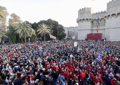 Imagen secundaria 1 - Fuegos artificiales, ambiente en las Torres y las falleras mayores. 