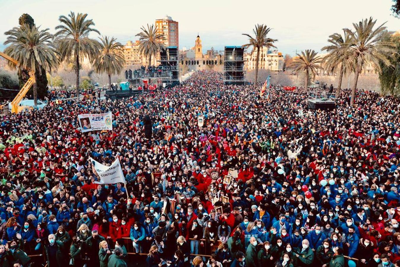 Valencia da la bienvenida a las Fallas 2022 este domingo con la Crida. Las Falleras Mayores de Valencia llaman a los falleros, vecinos y turistas a disfrutar de las fiestas josefinas. El entorno de las Torres de Serranos se ha llenado de música, color y, sobre todo, ilusión por devolver la fiesta a la ciudad. 