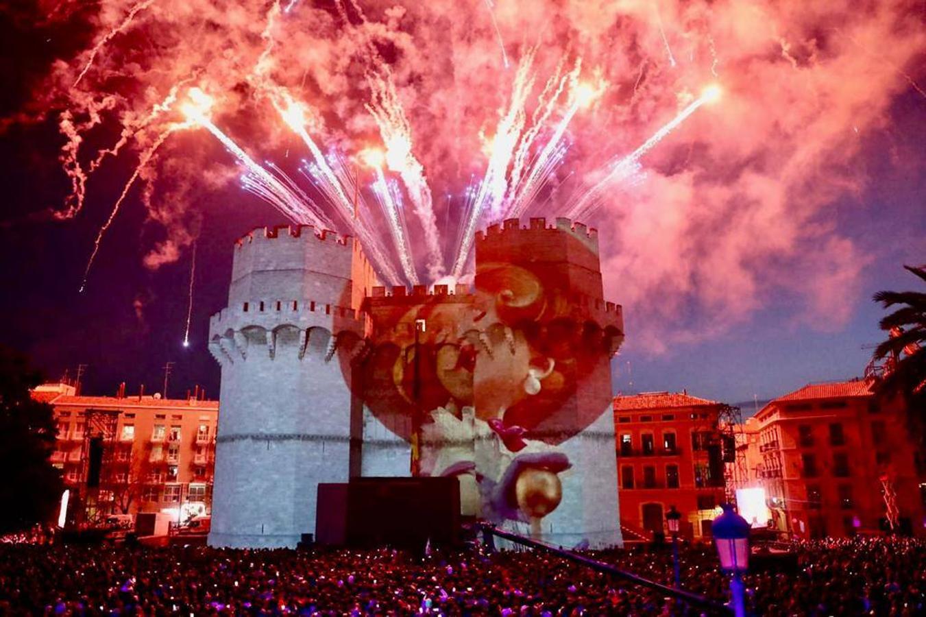 Valencia da la bienvenida a las Fallas 2022 este domingo con la Crida. Las Falleras Mayores de Valencia llaman a los falleros, vecinos y turistas a disfrutar de las fiestas josefinas. El entorno de las Torres de Serranos se ha llenado de música, color y, sobre todo, ilusión por devolver la fiesta a la ciudad. 