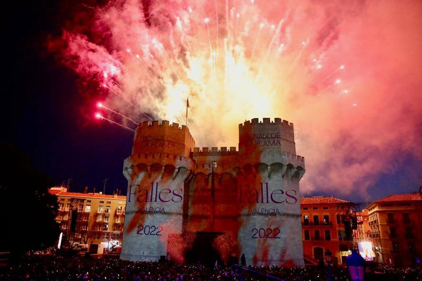 Valencia da la bienvenida a las Fallas 2022 este domingo con la Crida. Las Falleras Mayores de Valencia llaman a los falleros, vecinos y turistas a disfrutar de las fiestas josefinas. El entorno de las Torres de Serranos se ha llenado de música, color y, sobre todo, ilusión por devolver la fiesta a la ciudad. 