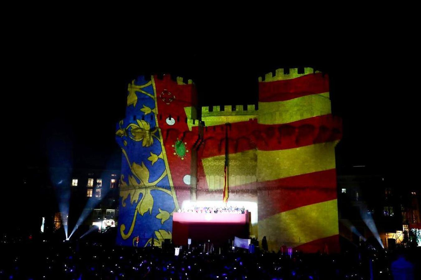 Valencia da la bienvenida a las Fallas 2022 este domingo con la Crida. Las Falleras Mayores de Valencia llaman a los falleros, vecinos y turistas a disfrutar de las fiestas josefinas. El entorno de las Torres de Serranos se ha llenado de música, color y, sobre todo, ilusión por devolver la fiesta a la ciudad. 