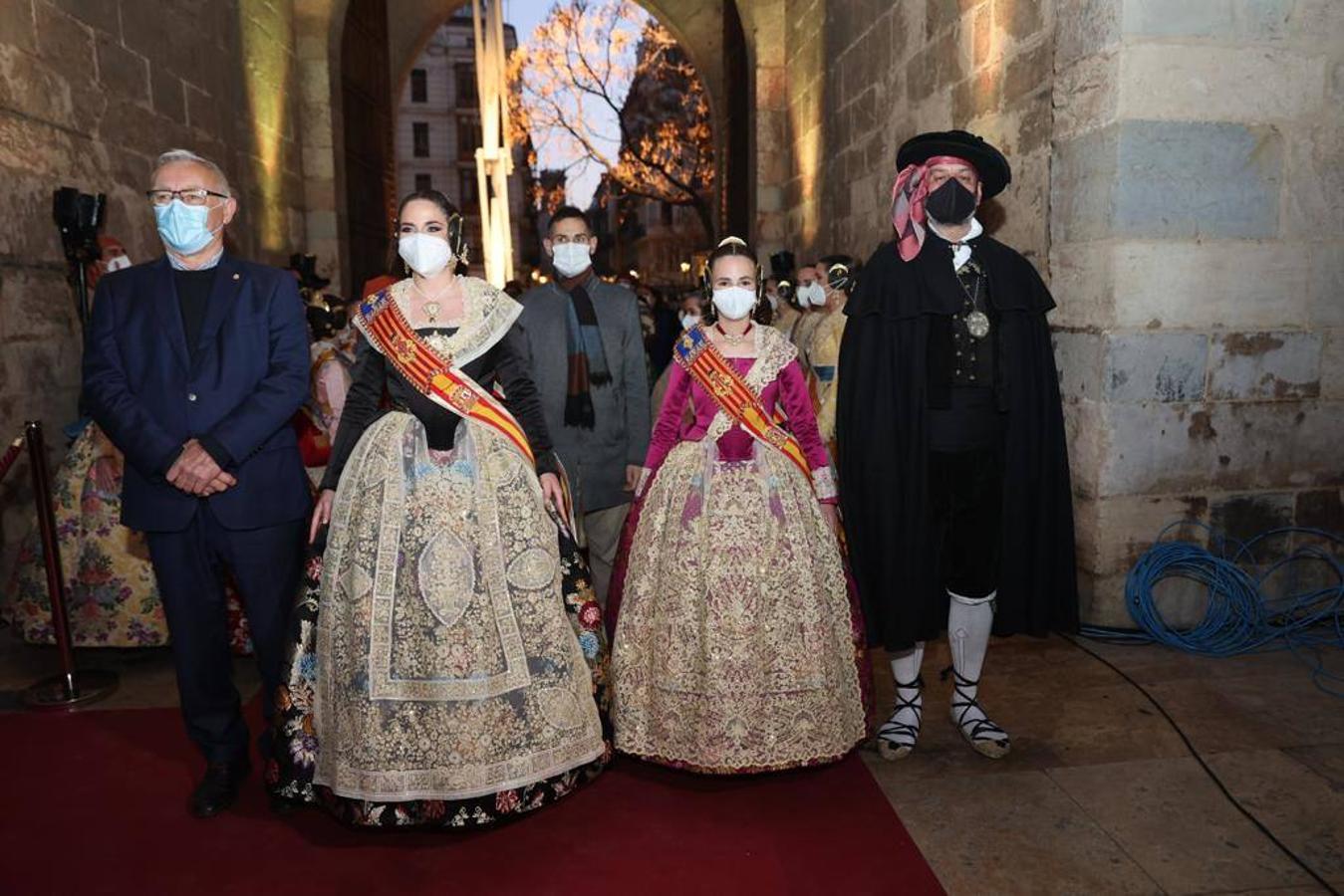 Valencia da la bienvenida a las Fallas 2022 este domingo con la Crida. Las Falleras Mayores de Valencia llaman a los falleros, vecinos y turistas a disfrutar de las fiestas josefinas. El entorno de las Torres de Serranos se ha llenado de música, color y, sobre todo, ilusión por devolver la fiesta a la ciudad. 