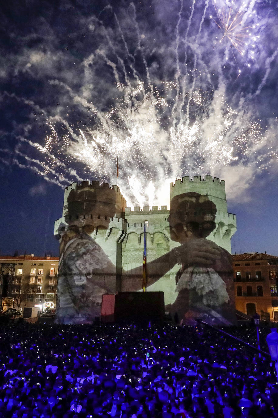 Valencia da la bienvenida a las Fallas 2022 este domingo con la Crida. Las Falleras Mayores de Valencia llaman a los falleros, vecinos y turistas a disfrutar de las fiestas josefinas. El entorno de las Torres de Serranos se ha llenado de música, color y, sobre todo, ilusión por devolver la fiesta a la ciudad. 