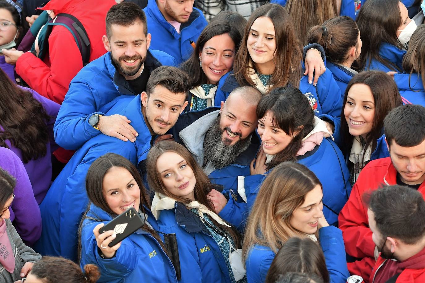 Valencia da la bienvenida a las Fallas 2022 este domingo con la Crida. Las Falleras Mayores de Valencia llaman a los falleros, vecinos y turistas a disfrutar de las fiestas josefinas. El entorno de las Torres de Serranos se ha llenado de música, color y, sobre todo, ilusión por devolver la fiesta a la ciudad. 