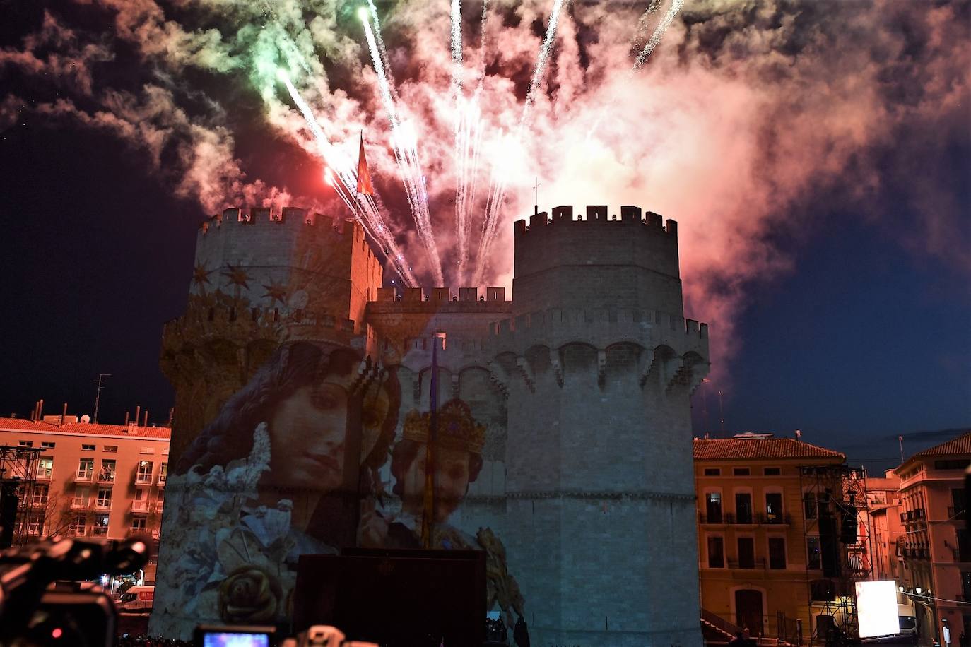 Valencia da la bienvenida a las Fallas 2022 este domingo con la Crida. Las Falleras Mayores de Valencia llaman a los falleros, vecinos y turistas a disfrutar de las fiestas josefinas. El entorno de las Torres de Serranos se ha llenado de música, color y, sobre todo, ilusión por devolver la fiesta a la ciudad. 