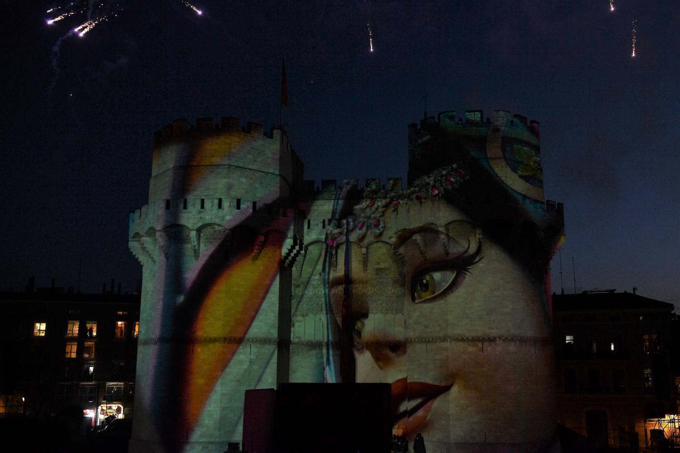 Valencia da la bienvenida a las Fallas 2022 este domingo con la Crida. Las Falleras Mayores de Valencia llaman a los falleros, vecinos y turistas a disfrutar de las fiestas josefinas. El entorno de las Torres de Serranos se ha llenado de música, color y, sobre todo, ilusión por devolver la fiesta a la ciudad. 