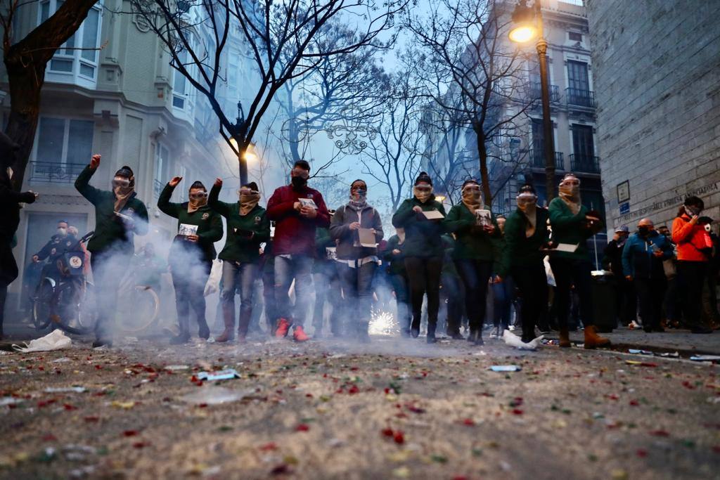 La macrodespertà de las Fallas 2022. Cientos de falleros lanzan miles de petardos en el primer gran acto del día de la Crida. 