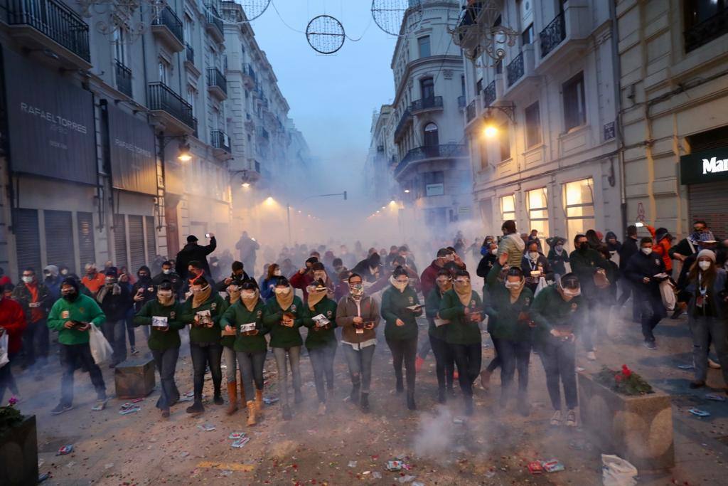 La macrodespertà de las Fallas 2022. Cientos de falleros lanzan miles de petardos en el primer gran acto del día de la Crida. 