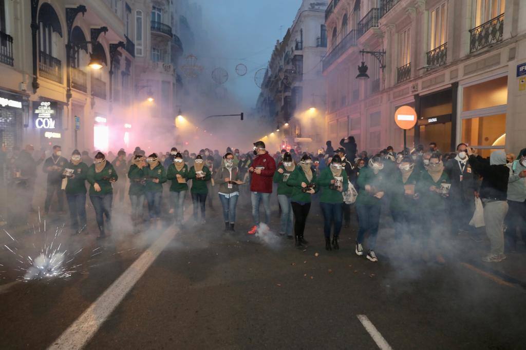 La macrodespertà de las Fallas 2022. Cientos de falleros lanzan miles de petardos en el primer gran acto del día de la Crida. 