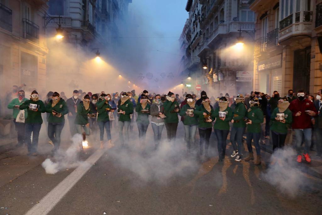 La macrodespertà de las Fallas 2022. Cientos de falleros lanzan miles de petardos en el primer gran acto del día de la Crida. 