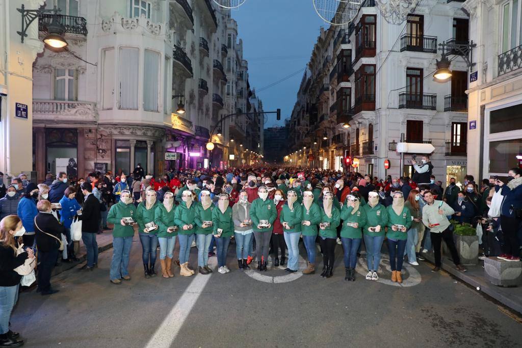 La macrodespertà de las Fallas 2022. Cientos de falleros lanzan miles de petardos en el primer gran acto del día de la Crida. 