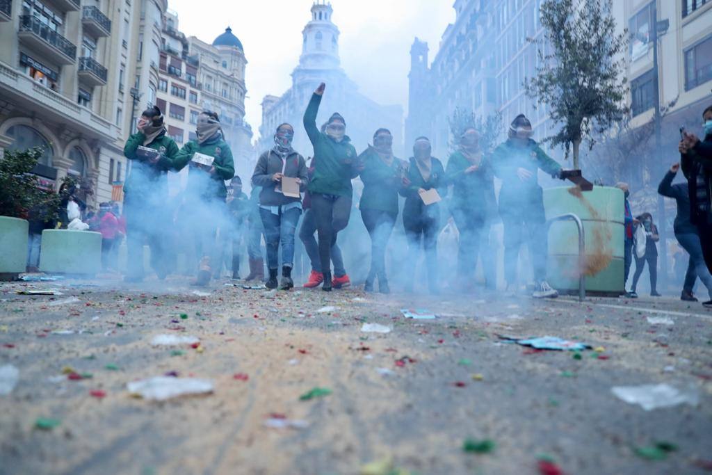 La macrodespertà de las Fallas 2022. Cientos de falleros lanzan miles de petardos en el primer gran acto del día de la Crida. 