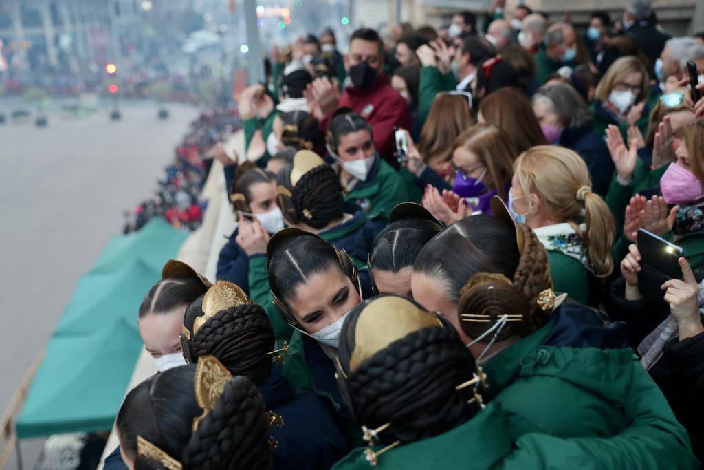 La macrodespertà de las Fallas 2022. Cientos de falleros lanzan miles de petardos en el primer gran acto del día de la Crida. 