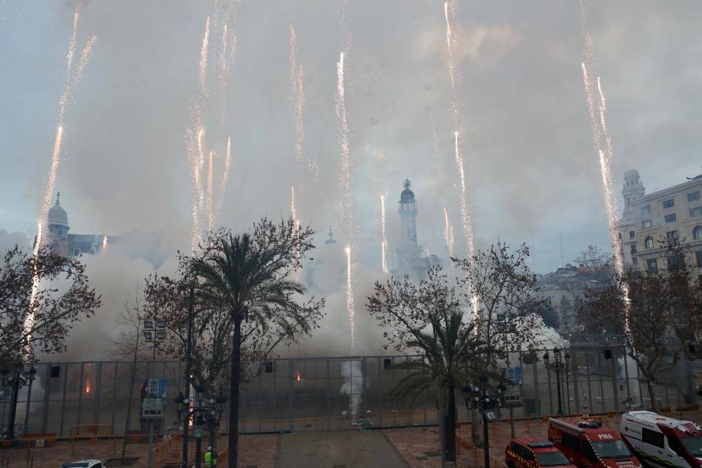 La macrodespertà de las Fallas 2022. Cientos de falleros lanzan miles de petardos en el primer gran acto del día de la Crida. 