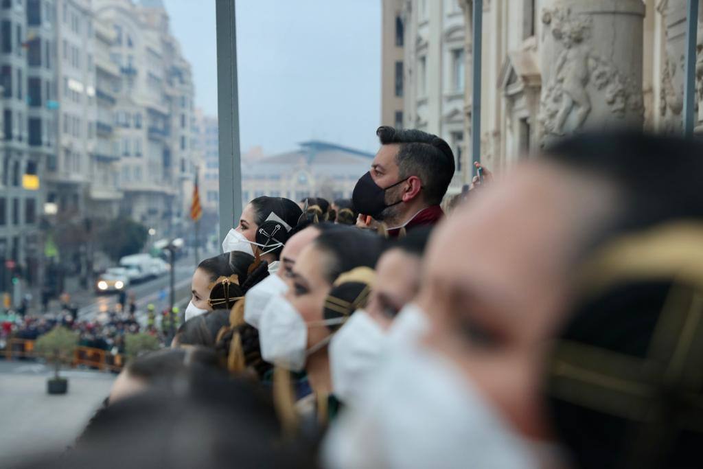 La macrodespertà de las Fallas 2022. Cientos de falleros lanzan miles de petardos en el primer gran acto del día de la Crida. 