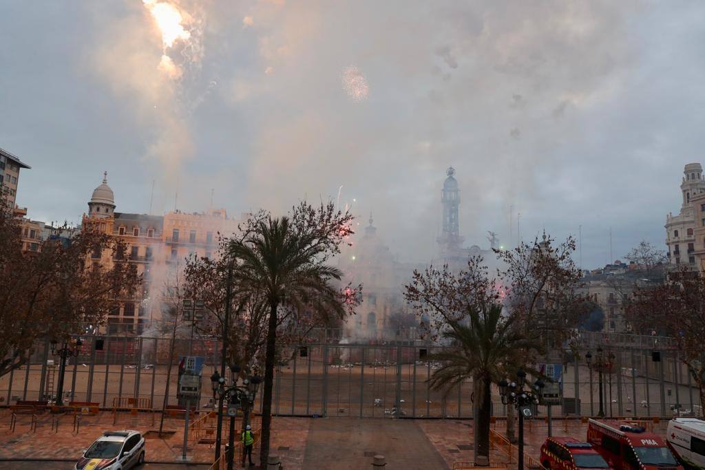 La macrodespertà de las Fallas 2022. Cientos de falleros lanzan miles de petardos en el primer gran acto del día de la Crida. 