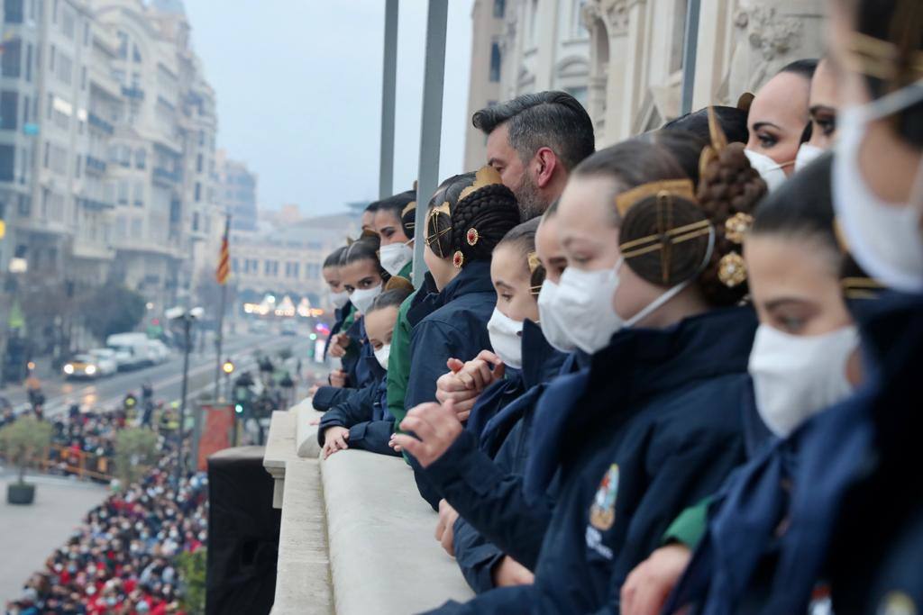 La macrodespertà de las Fallas 2022. Cientos de falleros lanzan miles de petardos en el primer gran acto del día de la Crida. 