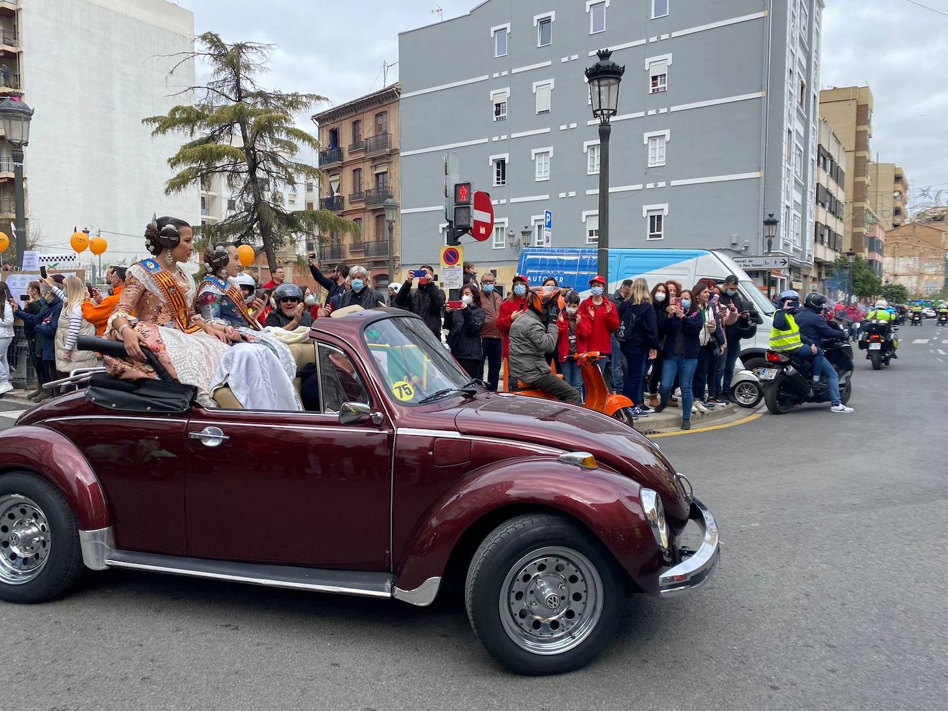 Vespalafalla: la concentración motera para empezar las Fallas 2022. Centenares de motos, principalmente Lambretta, se concentran en la calle Lérida de Valencia el domingo 27 de febrero. 