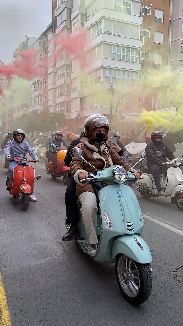 Vespalafalla: la concentración motera para empezar las Fallas 2022. Centenares de motos, principalmente Lambretta, se concentran en la calle Lérida de Valencia el domingo 27 de febrero. 