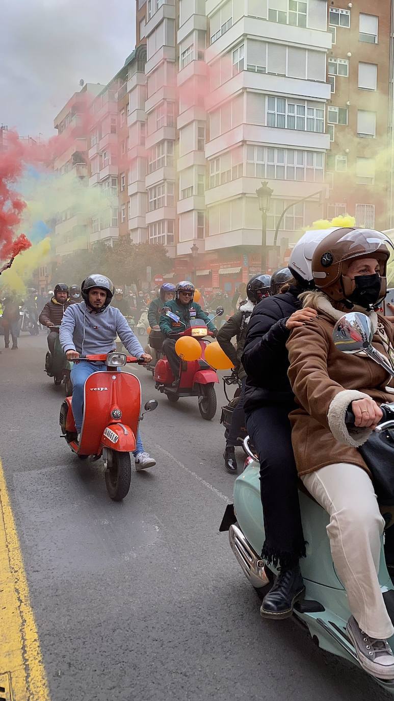 Vespalafalla: la concentración motera para empezar las Fallas 2022. Centenares de motos, principalmente Lambretta, se concentran en la calle Lérida de Valencia el domingo 27 de febrero. 