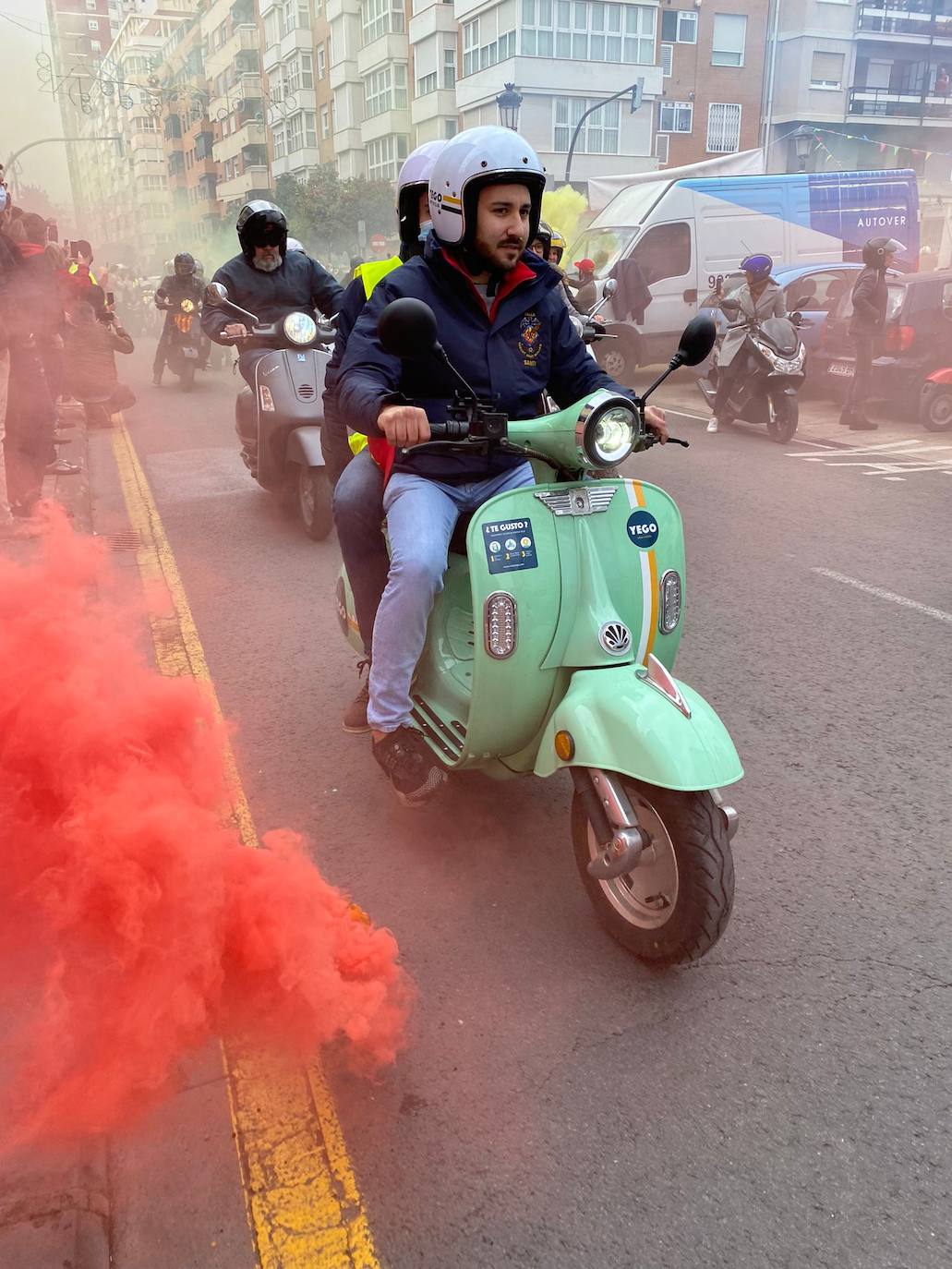 Vespalafalla: la concentración motera para empezar las Fallas 2022. Centenares de motos, principalmente Lambretta, se concentran en la calle Lérida de Valencia el domingo 27 de febrero. 