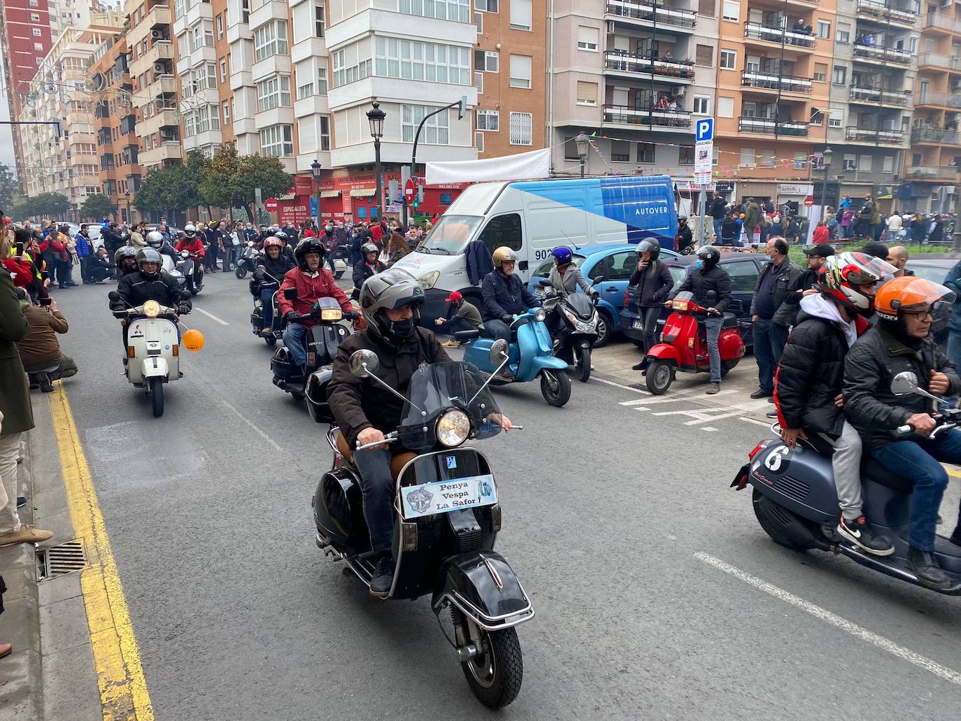 Vespalafalla: la concentración motera para empezar las Fallas 2022. Centenares de motos, principalmente Lambretta, se concentran en la calle Lérida de Valencia el domingo 27 de febrero. 