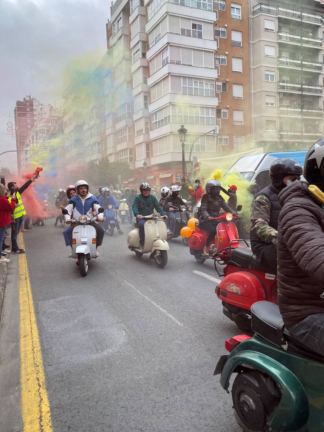 Vespalafalla: la concentración motera para empezar las Fallas 2022. Centenares de motos, principalmente Lambretta, se concentran en la calle Lérida de Valencia el domingo 27 de febrero. 