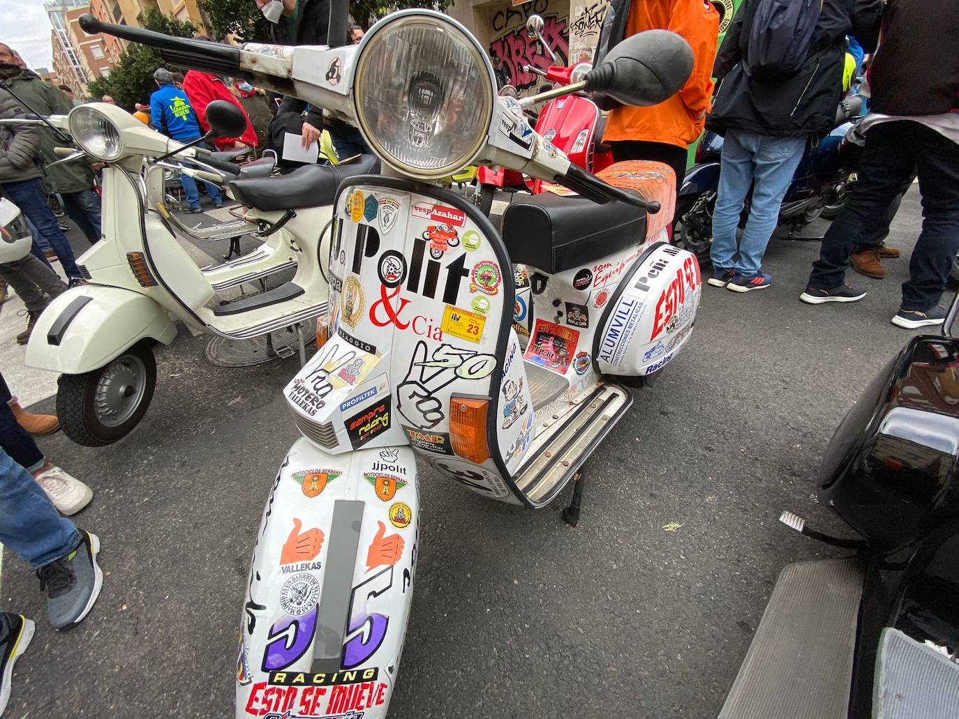 Vespalafalla: la concentración motera para empezar las Fallas 2022. Centenares de motos, principalmente Lambretta, se concentran en la calle Lérida de Valencia el domingo 27 de febrero. 