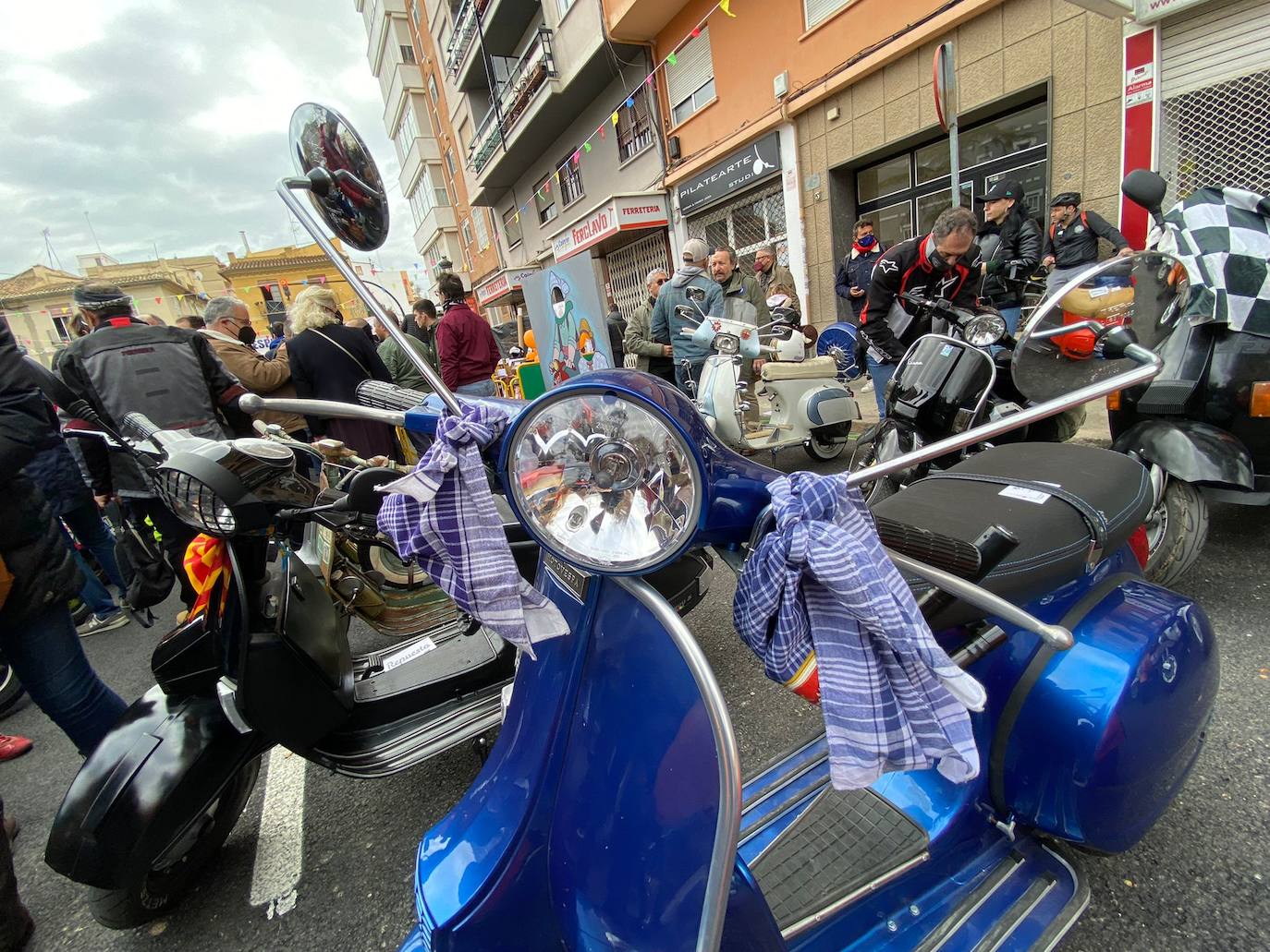 Vespalafalla: la concentración motera para empezar las Fallas 2022. Centenares de motos, principalmente Lambretta, se concentran en la calle Lérida de Valencia el domingo 27 de febrero. 