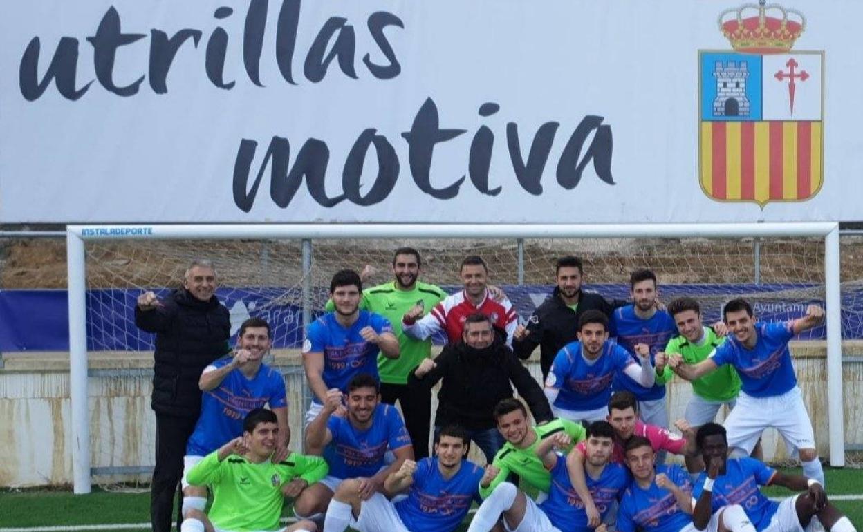 La plantilla del Utrillas, con las camisetas intercambiadas con el Valencia