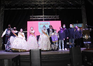 Imagen secundaria 1 - Representas de la JLF y de las comisiones, la falla Campaments con su premio y Safir y Martina. 