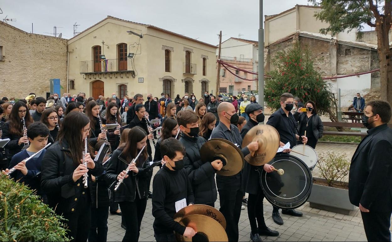 Músicos y vecinos durante el pasacalle fúnebre de Benirredrà, contra la guerra en Ucrania. 