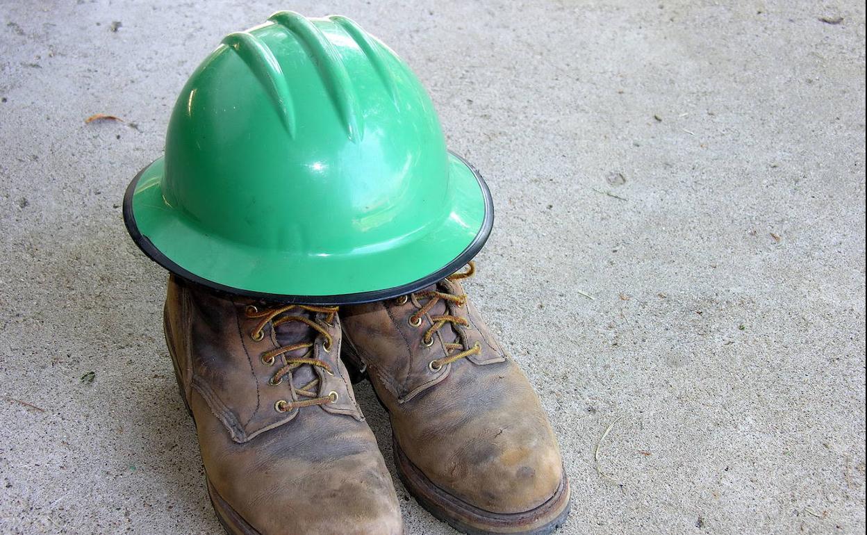 Casco y botas de minero. 